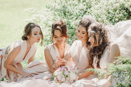Braidsmaids looking at the wedding ring